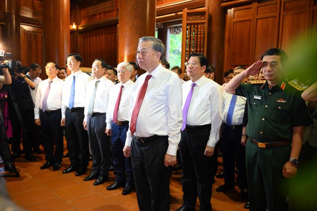 Tổng B&iacute; thư T&ocirc; L&acirc;m c&ugrave;ng c&aacute;c đại biểu l&agrave;m lễ d&acirc;ng hoa, d&acirc;ng hương tưởng niệm Chủ tịch Hồ Ch&iacute; Minh tại Khu di t&iacute;ch Quốc gia đặc biệt Kim Li&ecirc;n