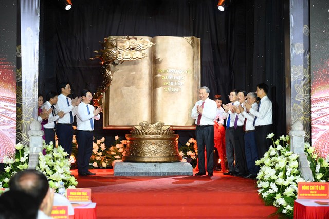 Tổng B&iacute; thư T&ocirc; L&acirc;m trao tặng t&aacute;c phẩm đi&ecirc;u khắc &ldquo;Việt Nam &ndash; Những trang sử v&agrave;ng&rdquo; cho l&atilde;nh đạo tỉnh Nghệ An
