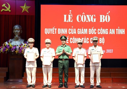 Thượng tá Nguyễn Hồng Phong, Giám đốc Công an tỉnh Hà Tĩnh trao quyết định điều động, bổ nhiệm cho các đồng chí.