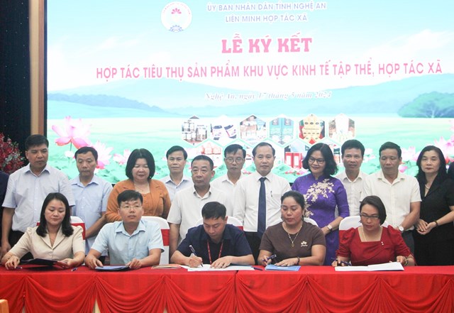 Si&ecirc;u thị Lotte Vinh k&yacute; kết ti&ecirc;u thụ sản phẩm với c&aacute;c HTX