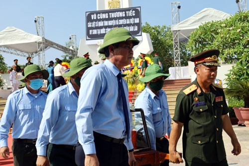 Lãnh đạo tỉnh Quảng Bình và lực lượng quân đội thực hiện nghi thức an táng các liệt sĩ.