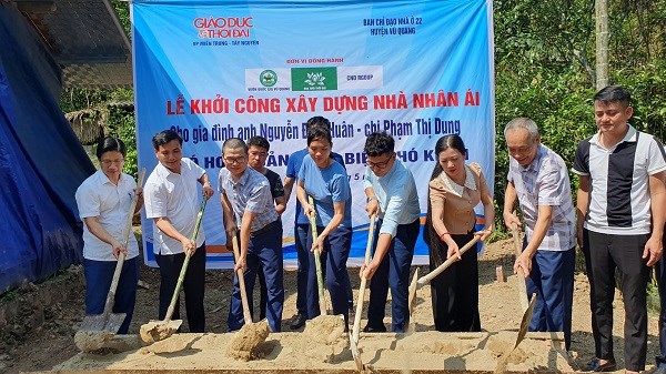 Lễ khởi công xây dựng nhà nhân ái cho gia đình anh Nguyễn Đình Huân.