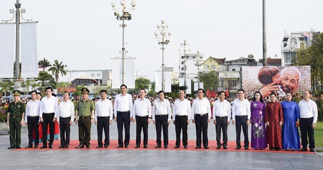 Đo&agrave;n đại biểu tham gia buổi ch&agrave;o cờ tại Quảng trường Hồ Ch&iacute; Minh