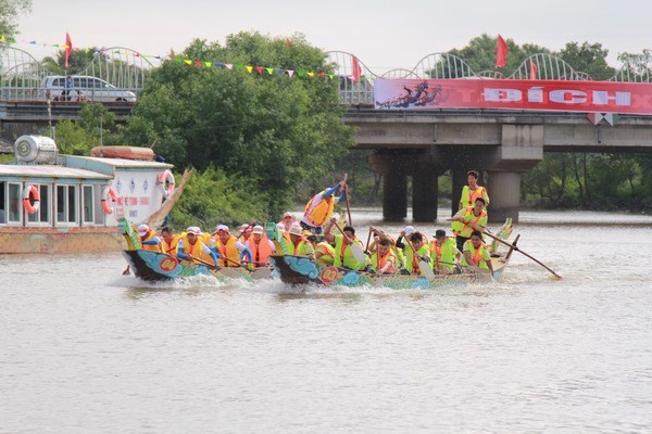 TP. H&agrave; Tĩnh Tổ chức lễ hội đua thuyền ch&agrave;o mừng 132 năm ng&agrave;y sinh Chủ tịch Hồ Ch&iacute; Minh.