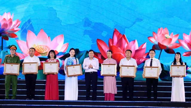 Chủ tịch tỉnh Nghệ An tặng bằng khen cho c&aacute;c đơn vị đ&oacute;ng g&oacute;p th&agrave;nh c&ocirc;ng trong tổ chức Lễ hội L&agrave;ng Sen 2025