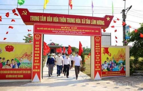 C&aacute;c điểm bầu cử được trang ho&agrave;ng cờ, hoa rực rỡ.