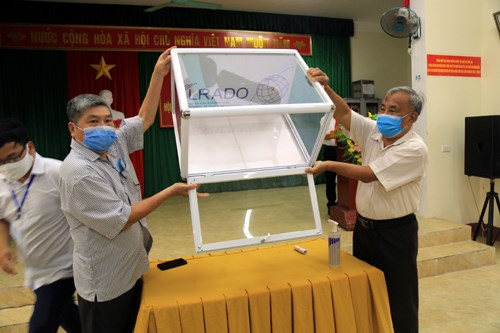 C&ocirc;ng t&aacute;c kiểm tra h&ograve;m phiếu trước khi bỏ.