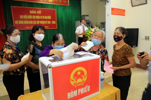 Những người c&ograve;n đi lại được th&igrave; tới hội trường bỏ phiếu.
