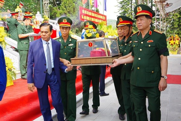 Lễ truy điệu và an táng 10 hài cốt liệt sỹ quân tình nguyện và chuyên gia Việt Nam hy sinh tại nước CHDCND Lào.
