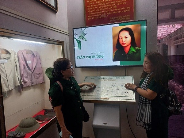 Cuộc đời, tiểu sử của 10 nữ TNXP Ngã ba Đồng Lộc cũng được hiện lên qua hệ thống trình chiếu thông tin.