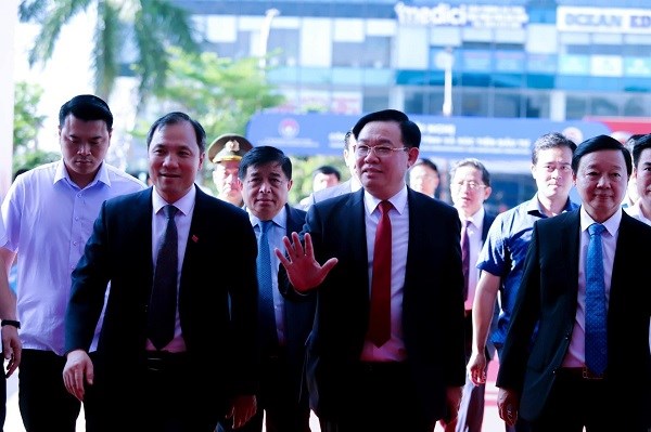Chủ tịch Quốc hội Vương Đình Huệ, Phó Thủ tướng Chính phủ Trần Hồng Hà cùng các đại biểu về tham dự đại hội.