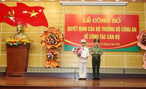 Thứ trưởng L&ecirc; Văn Tuyến trao quyết định điều động, bổ nhiệm cho đại t&aacute; Nguyễn Hữu Hợp