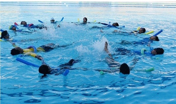 Học sinh được rèn luyện các kỹ năng bơi, lội cơ bản.