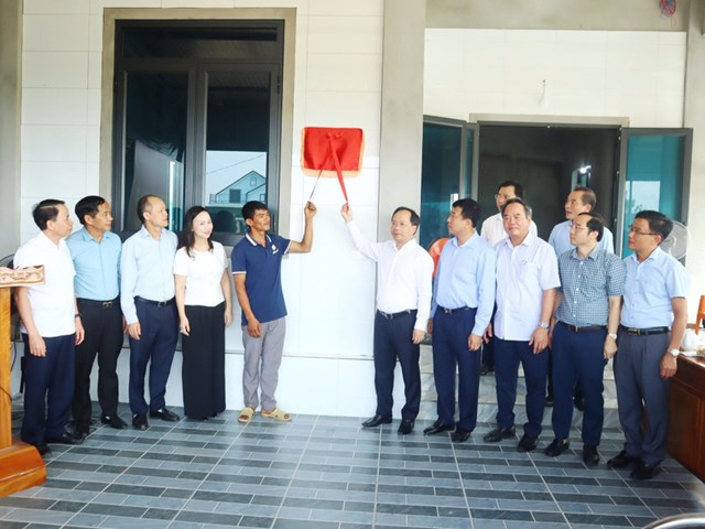 Bí thư Tỉnh ủy Hà Tĩnh Nguyễn Duy Lâm dự lễ khánh thành công trình nhà ở thuộc chương trình xóa nhà tạm, nhà dột nát tại huyện Can Lộc.
