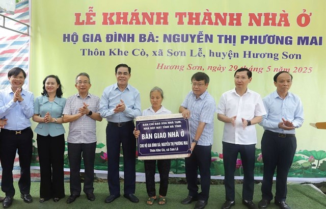 Chủ tịch UBND tỉnh Võ Trọng Hải và đoàn công tác dự lễ khánh thành nhà ở cho gia đình bà Nguyễn Thị Phương Mai (thôn Khe Cò, xã Sơn Lễ, Hương Sơn) vào sáng 29/5/2025. Ảnh: Văn Đức