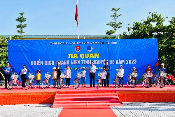 Nhiều phần quà ý nghĩa trao tặng cho các em nhỏ có hoàn cảnh khó khăn.