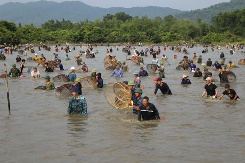 Lễ hội truyền thống bắt cá Đồng Hoa tại đầm Vực Rào (gọi khác là Lễ hội Xả Vực Xuân Viên) xuất hiện từ đầu thế kỷ XVIII, ở xã Xuân Viên, huyện Nghi Xuân, tỉnh Hà Tĩnh.