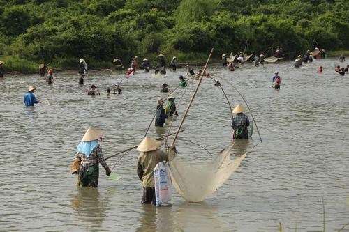 Người dân ai cũng hăng hái chuẩn bị công cụ từ nhiều ngày trước.