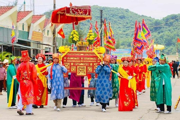 Lễ rước được cử hành trang nghiêm.