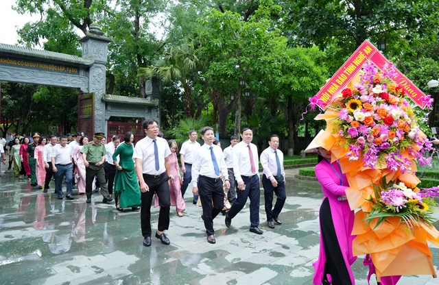 Đo&agrave;n đến d&acirc;ng hoa, d&acirc;ng hương tưởng niệm Chủ tịch Hồ Ch&iacute; Minh tại Khu Di t&iacute;ch Quốc gia đặc biệt Kim Li&ecirc;n, Nam Đ&agrave;n, Nghệ An