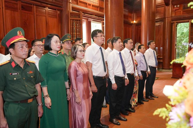 Đ&acirc;y l&agrave; dịp để những người l&agrave;m b&aacute;o tr&ecirc;n địa b&agrave;n tỉnh Nghệ An b&agrave;y tỏ l&ograve;ng th&agrave;nh k&iacute;nh, biết ơn s&acirc;u sắc tới Chủ tịch Hồ Ch&iacute; Minh