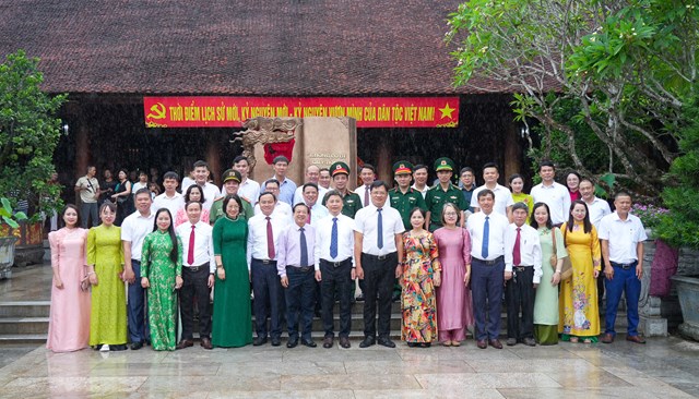 Đo&agrave;n chụp ảnh lưu niệm tại&nbsp;Khu Di t&iacute;ch Quốc gia đặc biệt Kim Li&ecirc;n
