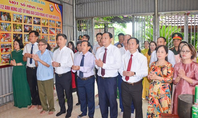 Đo&agrave;n đến d&acirc;ng hương tại ch&ugrave;a Da, nơi thờ tự của 512 liệt sĩ l&agrave; nh&agrave; b&aacute;o đ&atilde; hi sinh trong c&aacute;c cuộc kh&aacute;ng chiến bảo vệ Tổ quốc