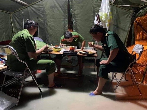 Mưa lớn khiến nước ngập v&agrave;o c&aacute;c chốt kiểm so&aacute;t