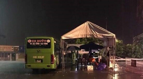 Xe bu&yacute;t được điều động để l&agrave;m nơi tr&uacute; mưa cho c&aacute;c lực lượng l&agrave;m nhiệm vụ.