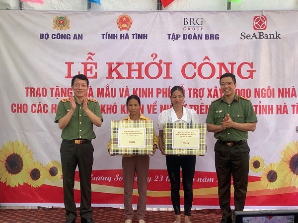 Thượng tướng Lương Tam Quang tặng quà cho 2 hộ dân được hỗ trợ nhà ở mới.