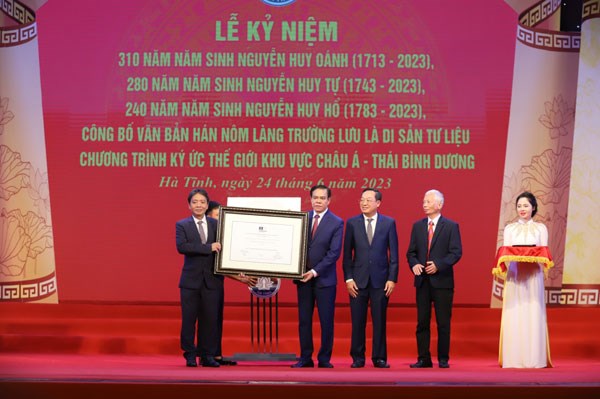 Trao bằng chứng nhận Văn bản Hán Nôm làng Trường Lưu là di sản tư liệu Chương trình ký ức thế giới khu vực châu Á - Thái Bình Dương cho tỉnh Hà Tĩnh.
