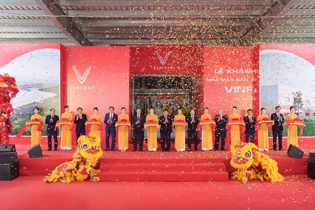 C&aacute;c đại biểu cắt băng kh&aacute;nh th&agrave;nh Nh&agrave; m&aacute;y sản xuất &ocirc;t&ocirc; điện VinFast ở H&agrave; Tĩnh. &nbsp;