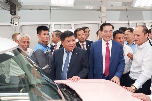 Phó Thủ tướng Nguyễn Chí Dũng ấn tượng khi tham quan dây chuyền sản xuất tại Nhà máy ô tô điện VinFast Hà Tĩnh.