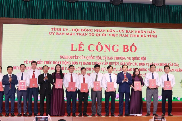 Thường trực Tỉnh ủy Hà Tĩnh trao các quyết định luân chuyển, điều động cán bộ về các xã phường.
