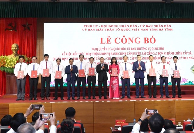 H&#224; Tĩnh: C&#244;ng bố c&#225;c quyết định về tổ chức bộ m&#225;y v&#224; đơn vị h&#224;nh ch&#237;nh - Ảnh 1
