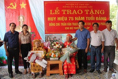 Lễ trao tặng huy hiệu 75 năm tuổi Đảng cho vợ chồng &ocirc;ng Trần Văn Trạch v&agrave; b&agrave; Th&aacute;i Thị Ph&agrave;n tại th&ocirc;n Y&ecirc;n Lập, x&atilde; Quang Lộc (Can Lộc - H&agrave; Tĩnh).