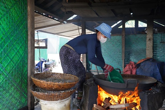 Hến mang về được c&aacute;c b&agrave; c&aacute;c chị mang đi luộc