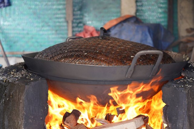 Hến phải luộc tr&ecirc;n bếp củi với lửa lớn