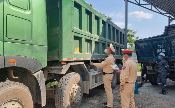 Sau gần 1 th&aacute;ng ra qu&acirc;n, Ph&ograve;ng CSGT C&ocirc;ng an tỉnh Quảng B&igrave;nh thu nộp ng&acirc;n s&aacute;ch hơn 2,5 tỷ đồng.