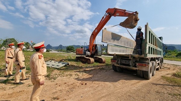 CSGT Quảng B&igrave;nh buộc chủ phương tiện cắt bớt phần cơi nới th&agrave;nh th&ugrave;ng xe tải.