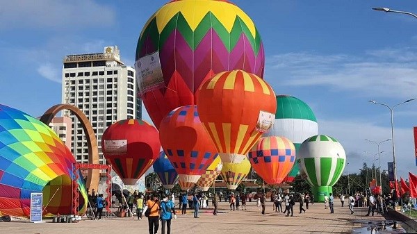 Lễ hội khinh kh&iacute; cầu tạo điểm nhấn thu h&uacute;t kh&aacute;ch du lịch cho v&ugrave;ng biển Cửa L&ograve;.