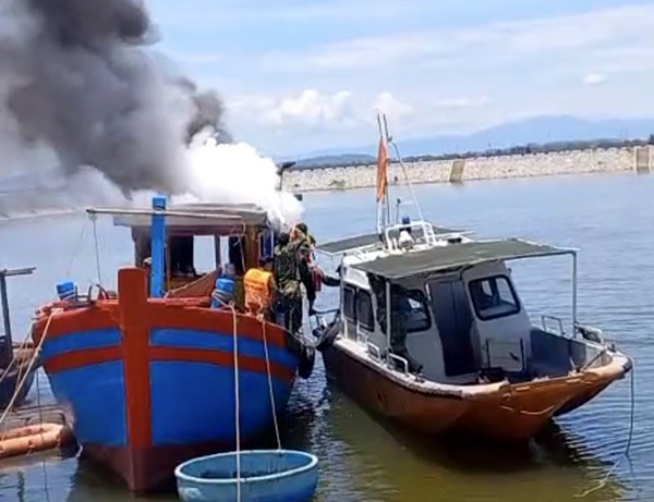 Lực lượng tuần tra của Đồn Biên Phòng Lạch Kèn dập tắt đám cháy tàu cá đang đậu ở biển.