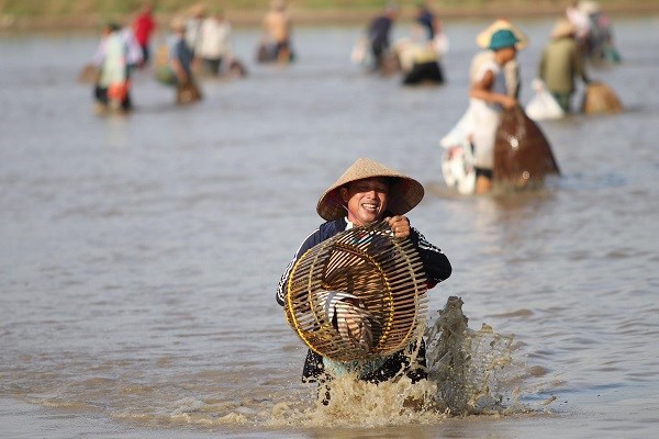 Vui mừng khi bắt được cá to.