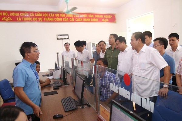 Đoàn công tác của lãnh đạo tỉnh trực tiếp đi kiểm tra trung tâm hành chính công 2 huyện Cẩm Xuyên, Lộc Hà.