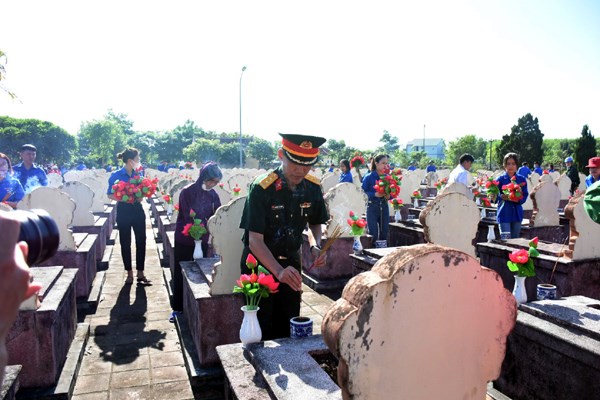 Tuổi trẻ H&agrave; Tĩnh đ&atilde; tổ chức chương tr&igrave;nh &ldquo;Hoa d&acirc;ng liệt sĩ&rdquo; thay mới h&agrave;ng ng&agrave;n đ&oacute;a sen hồng tr&ecirc;n c&aacute;c nghĩa trang.