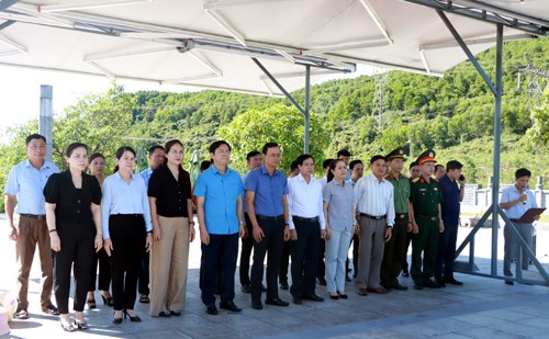 L&atilde;nh đạo Ban Tuy&ecirc;n gi&aacute;o Tỉnh ủy H&agrave; Tĩnh, Sở VH-TT&amp;DL v&agrave; huyện Cẩm Xuy&ecirc;n d&acirc;ng hương tại khu lăng mộ cố Tổng B&iacute; thư H&agrave; Huy Tập.