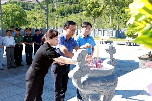 &Ocirc;ng H&agrave; Văn H&ugrave;ng, Trưởng ban Tuy&ecirc;n gi&aacute;o Tỉnh ủy c&ugrave;ng c&aacute;c đồng ch&iacute; trong đo&agrave;n d&acirc;ng hương trước Khu mộ cố Tổng B&iacute; thư H&agrave; Huy Tập.