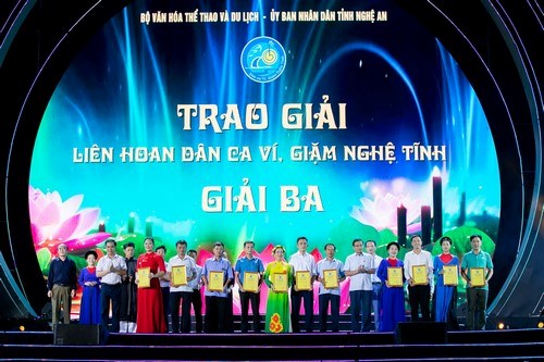 Nhều giải thưởng được trao cho c&aacute;c tập thể v&agrave; c&aacute; nh&acirc;n tham gia Festival D&acirc;n ca v&iacute;, giặm Nghệ Tĩnh năm 2023. Ảnh:XT