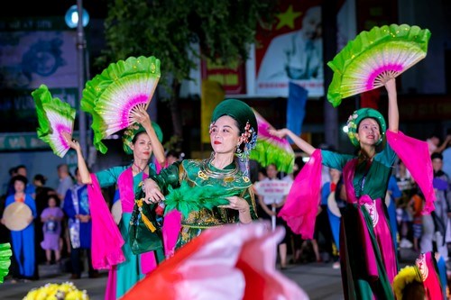 Ấn tượng Lễ bế mạc Festival D&#226;n ca V&#237;, Giặm Nghệ An năm 2023 - Ảnh 2