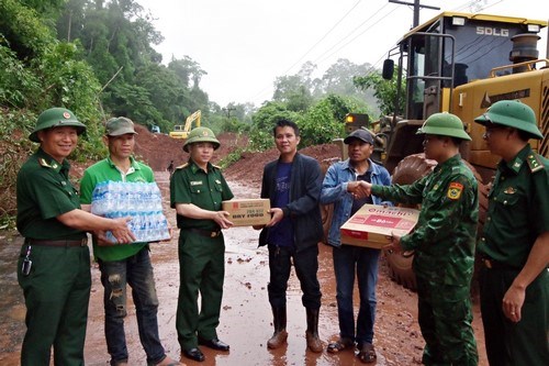 Bộ đội Biên phòng Hà Tĩnh nhanh chóng động viên tinh thần và vật chất nhằm khắc phục sạt lỡ đèo Đất.